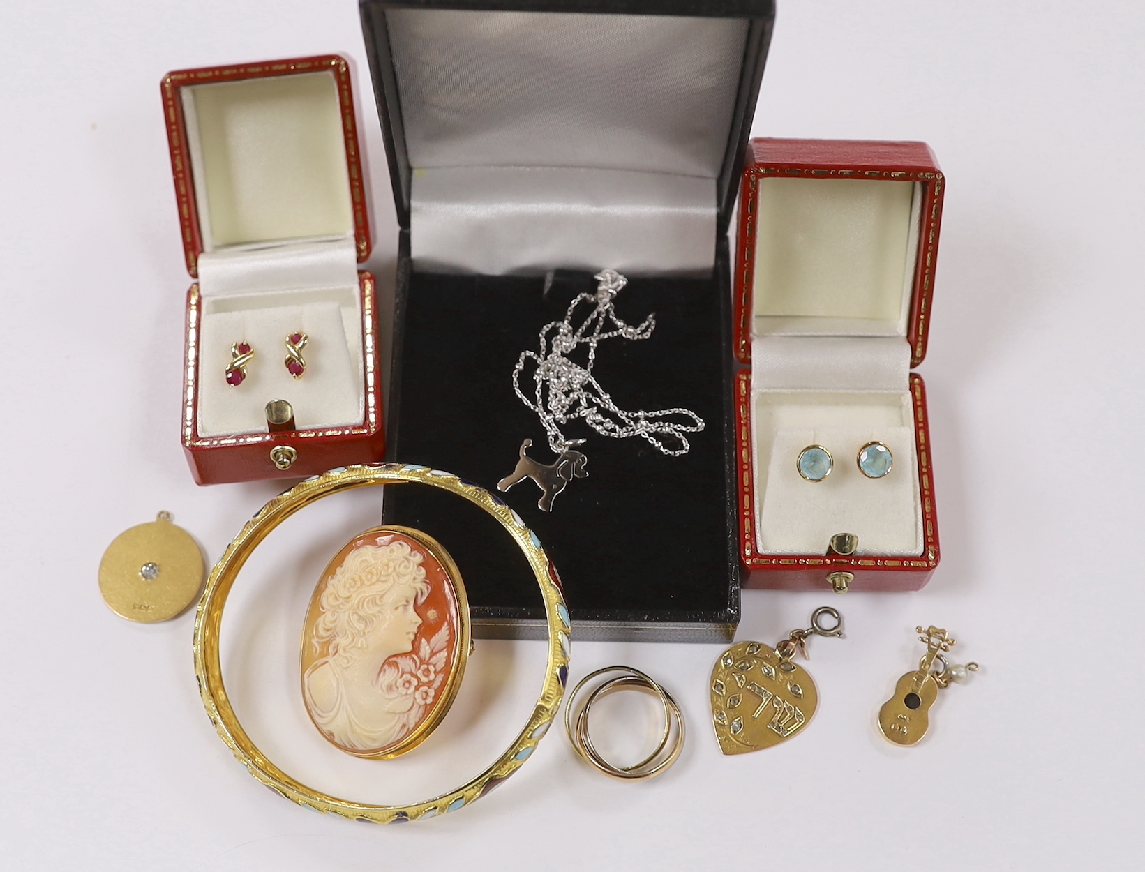 Sundry jewellery including a diamond set yellow metal pendant, a similar yellow metal and diamond set heart pendant, two pairs of gem set ear studs including 18k and ruby, etc.